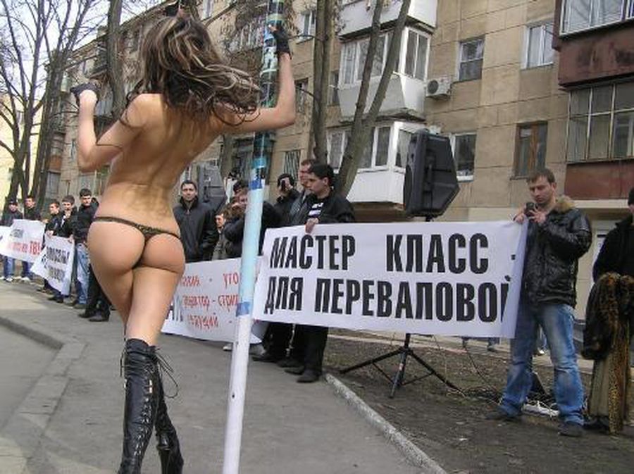 Женский стриптиз на улицах Одессы - Видео